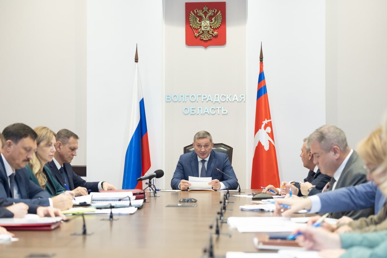 Андрей Бочаров поставил дополнительные задачи по формированию бюджета на очередной 2026 год и плановый период 2027 2028 годов Губернатор поручил обеспечить прочную основу для формирования доходной части бюджета и предусмотреть повышение эффективности расходования бюджетных средств на основе приоритетности в том числе с использованием механизмов частно государственного партнерства Проект бюджета будет внесен в облдуму 1 ноября Подписаться Перейти на сайт