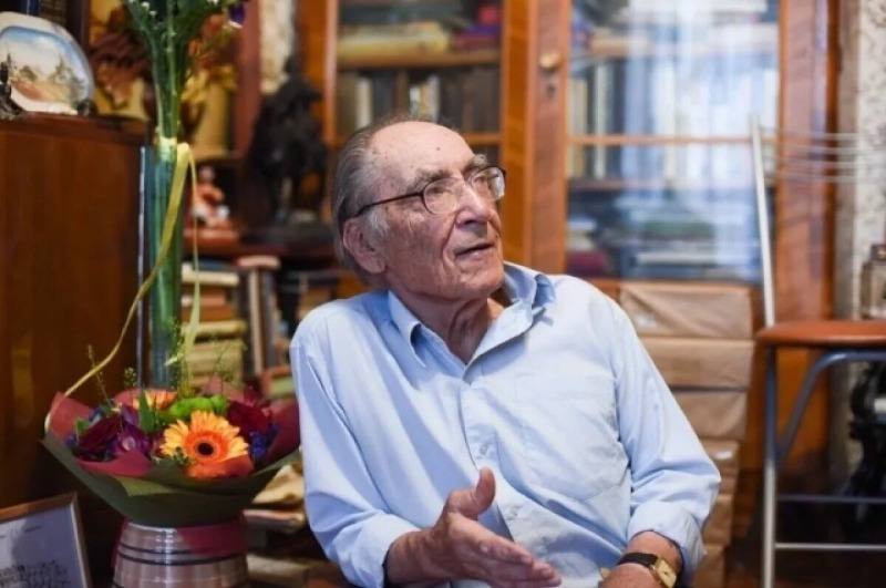 Ушёл из жизни астраханский писатель Александр Марков На 95 м году жизни скончался почётный гражданин Астрахани писатель краевед и дважды лауреат премии имени Тредиаковского Александр Сергеевич Марков Автор более 30 книг среди которых Были астраханского края Поход в Персию Атаман Метёлка он посвятил свою жизнь изучению и сохранению истории родного края Его называют летописцем Астраханской земли Память о выдающемся писателе и краеведе навсегда останется в сердцах астраханцев Телеканал Астрахань 24 выражает искренние соболезнования родным и близким Александра Сергеевича Маркова