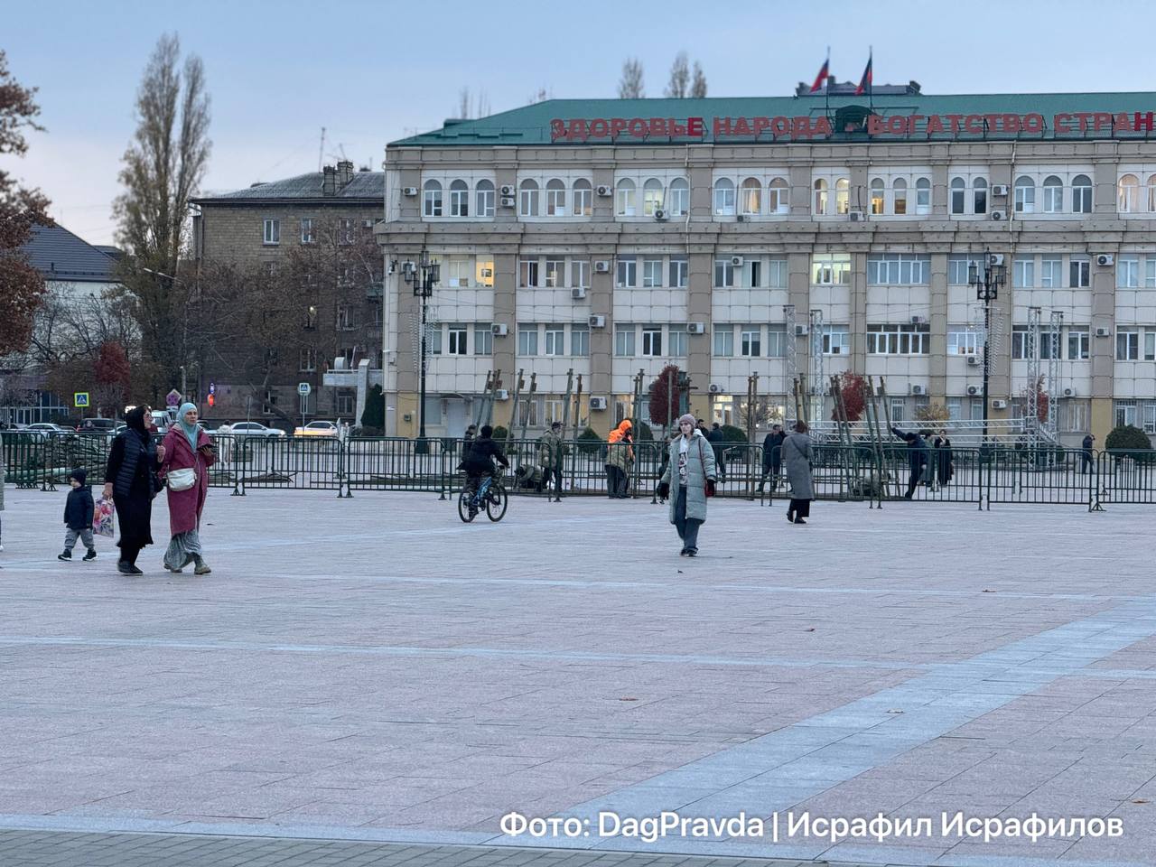 На центральной площадки начали установку городской елки