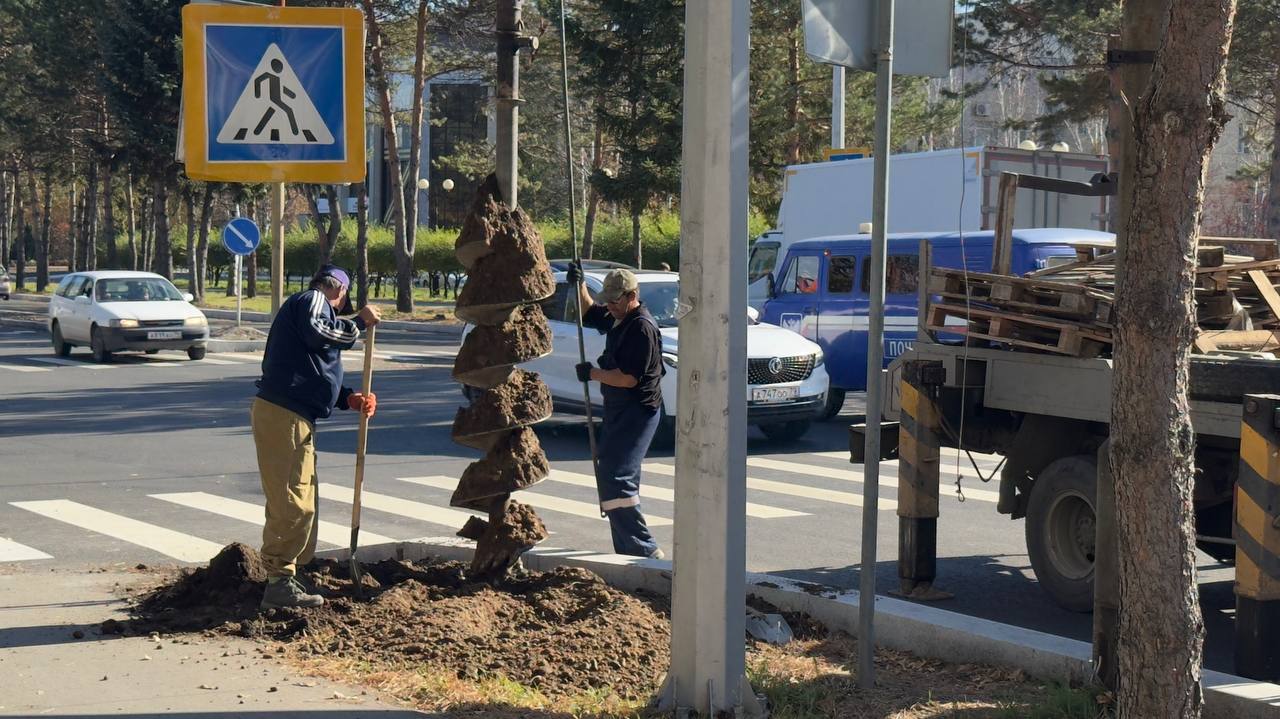 Систему уличного освещения продолжают модернизировать в Биробиджане  Систему уличного освещения продолжают модернизировать в Биробиджане.   "Подрядчик ведет монтаж опор и готовит фундамент. Кроме того, продолжается монтаж и оснащение  опор, натяжка самонесущего изолированного провода. В рамках концессии работы модернизация системы уличного освещения будет проведена на всей территории города, в том числе и наших поселках", - прокомментировал мэр Биробиджана Максим Семёнов.    Подрядчик устанавливает светильники и во дворах. Освещение сделали по улицам Шолом-Алейхема № 20, 25, 25а, Пионерская №17а, 15, 55а, Горького № 20, Димитрова № 17а, 17б, Советской № 9, 15, 57, 57а, 57в, 57г, 59, Пушкина № 11,13, Комсомольской № 2, 4а, Калинина № 31, Бумагина № 6Б, Маяковского 1, Аремовский №5, Театральный № 4а.  Сейчас в монтаже улицы Широкая №4к1, 4к2, 4к3, 4к4, 6к1, 6к2, 6,8, 12, 70Ак1, 70Ак2, Невская № 6, 8а, 8.