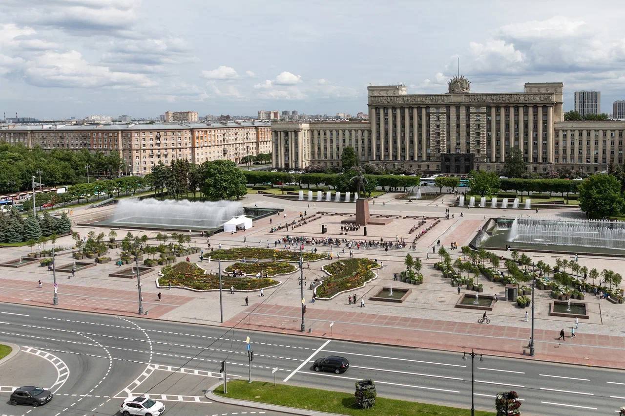 На Московской площади открылся сад-трансформер: теперь тут десятки лип, кустарники, цветы и злаковые — целых 12 видов.