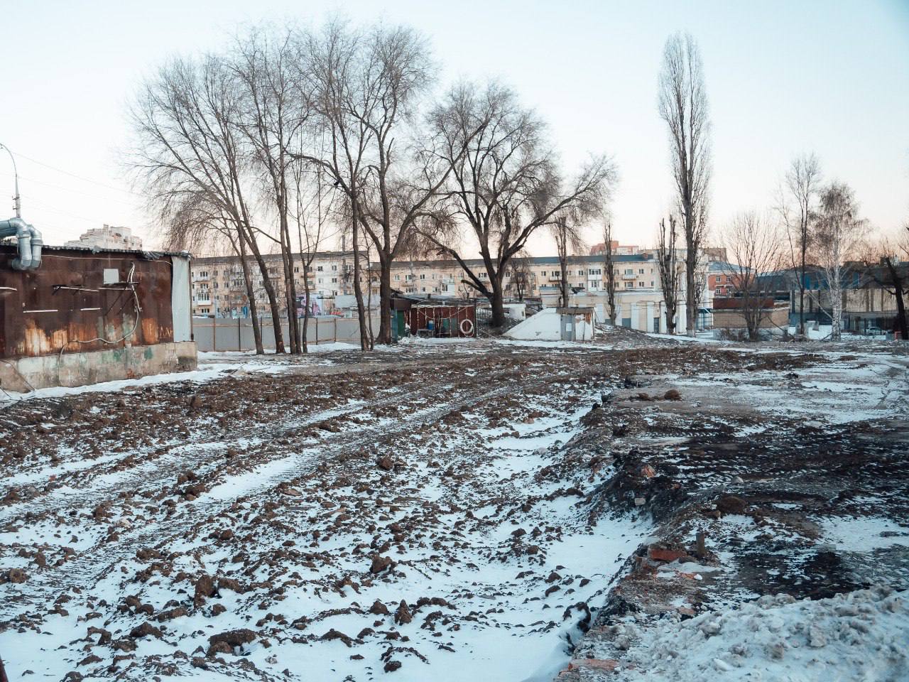 Завершен снос общежития на Привокзальной площади Оно находилось в плохом состоянии и не отвечало современным требованиям С просьбой расселить его неоднократно обращались местные жители Напомним по решению губернатора Романа Бусаргина Саратов получил из регионального бюджета поддержку в размере 100 млн рублей Средства были предусмотрены на расселение более 20 семей из вышеназванного здания Освободившаяся территория будет благоустроена и использована в рамках проекта по дальнейшему развитию инфраструктуры на Привокзальной площади для создания более 130 дополнительных парковочных мест Параллельно городская власть ведет работу по расчистке площадок от устаревших торговых павильонов и рекламных конструкций Канал ПУЛ Z 64 в MAX