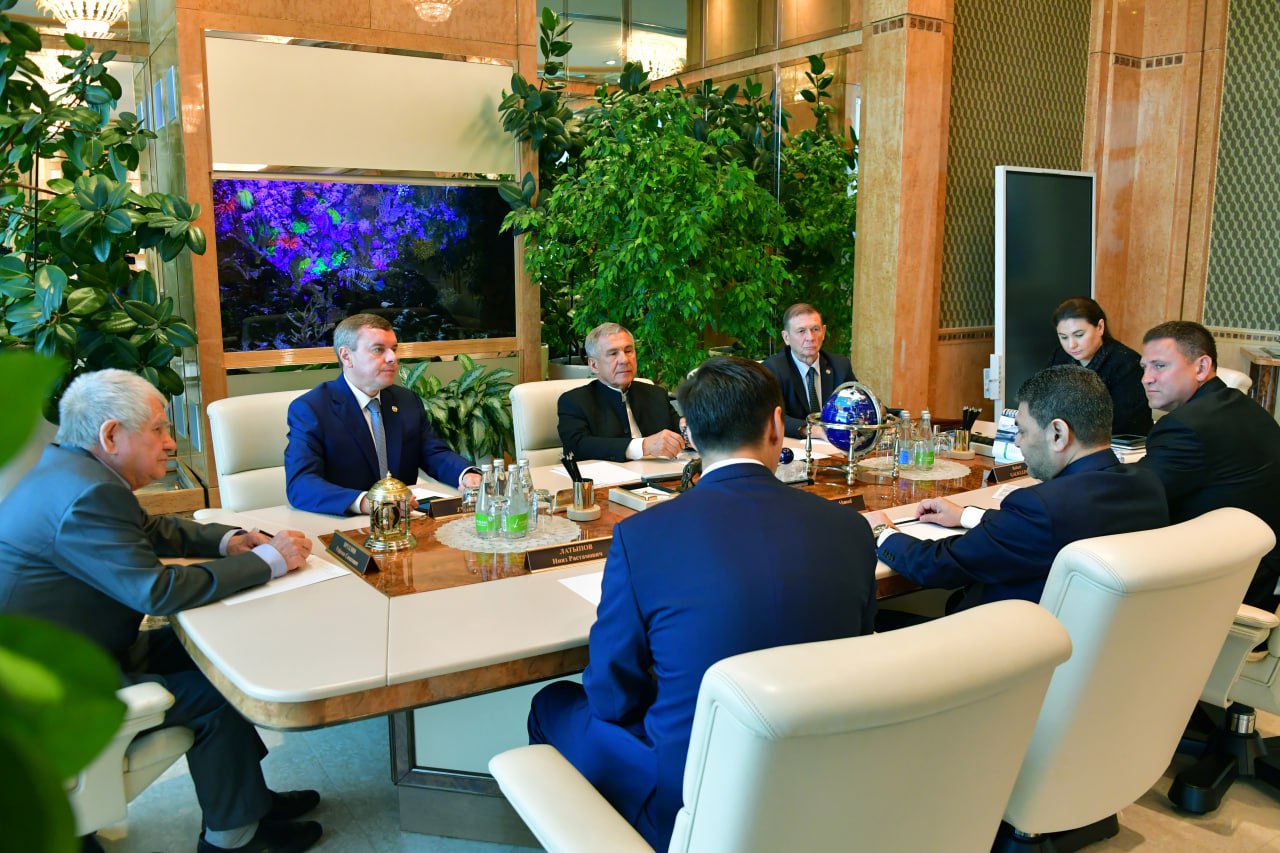 Рустам Минниханов провел встречу с основателем и генеральным директором Mawaride Group of Companies ОАЭ Мохамадом Ахмедом Алаеидом. Mawaride Group of Companies управляет сервисными компаниями на Ближнем Востоке, в некоторых европейских странах и Восточной Азии. Эти компании работают в таких областях, как подрядное строительство, недвижимость, торговля медицинским оборудованием, АПК, компьютерные системы и разработка программного обеспечения. На встрече обсудили различные вопросы сотрудничества между Республикой Татарстан и Mawaride Group of Companies, перспективы совместных проектов.