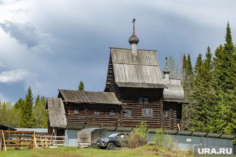 Власти рассказали, зачем туристы массово едут в Пермский край  В Пермском крае за первые пять месяцев 2025 года совершено 570 тысяч туристических поездок, что на 5% больше, чем за аналогичный период прошлого года. При этом большинство приезжает в регион для знакомства с этнографией края. Об этом сообщила министр по туризму региона Юлия Ветошкина.  По словам Ветошкиной, наибольший поток туристов в Пермский край обеспечивают Москва и Московская область. «В Пермском крае количество туристических поездок выросло на 5% за пять месяцев года. Наибольшее количество людей прибывают в Пермский край из Москвы и Московской области», — уточнила министр в ходе заседания правительства Прикамья, передает «Коммерсант-Прикамье».  Она отметила, что среди наиболее востребованных туристических маршрутов — этнографический музей «Хохловка», этнопарк «История реки Чусовой», а также музей деревянной скульптуры в деревне Пармайлово. 42% гостей региона приезжают с культурно-познавательными целями.  Источник    ЧП Пермь    Прислать новость