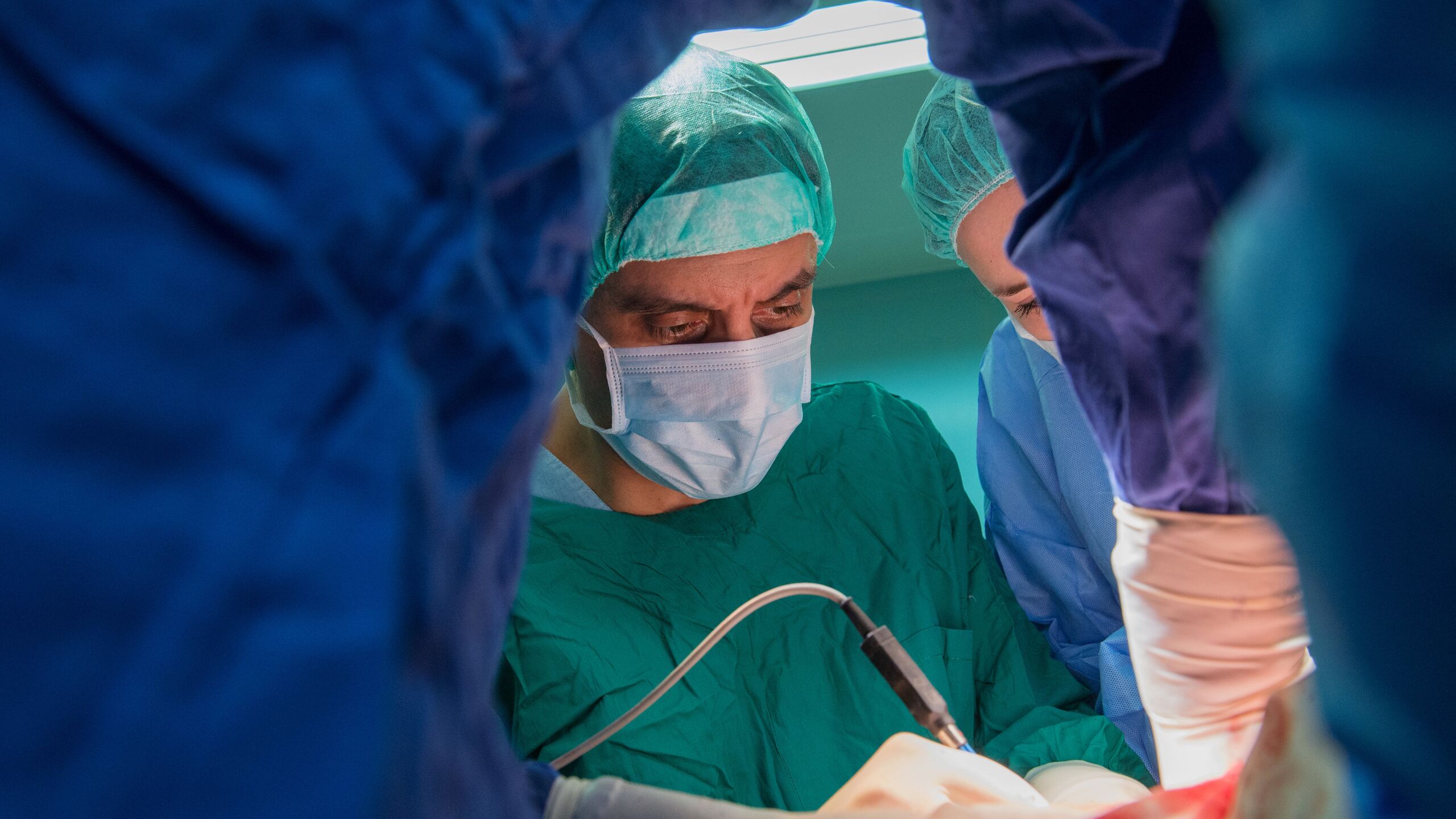 Врачи в Приморье успешно удалили у 17 летней девушки огромную кисту яичника с объемом жидкости около 2 5 литра сообщает краевой минздрав Врачи Краевого клинического центра специализированных видов медицинской помощи провели редкую операцию 17 летней пациентке У девочки обнаружили огромную кисту яичника с объемом жидкости около 2 5 литра говорится в сообщении Девушка обратилась к врачу из за незначительных болей и заметного увеличения живота за несколько месяцев Серьезных жалоб при этом не было Обследование показало крупное образование левого яичника размером почти 27 сантиметров По словам специалистов подобные случаи встречаются крайне редко даже у взрослых женщин Лапароскопическую операцию провела мультидисциплинарная команда врачей Нам удалось не только полностью удалить новообразование но и сохранить яичник что особенно важно для будущего репродуктивного здоровья пациентки приводятся в сообщении слова заведующего детским гинекологическим отделением Мнацакана Симоняна