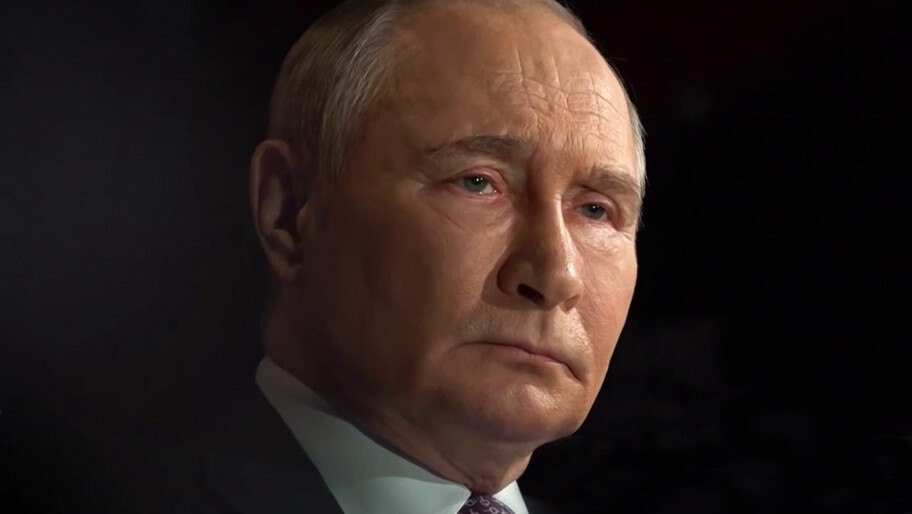 Путин рассказал, почему не считал себя готовым стать президентом в 1999 году Президент России Владимир Путин заявил, что 25 лет назад не считал себя готовым занять пост главы государства, однако, согласившись, думал прежде всего о решении задач, стоявших перед страной. Об этом он сообщил в интервью журналисту телеканала «Россия 1» Павлу Зарубину. «Не то чтобы не хотел. Для меня, во-первых, это было неожиданно, а во-вторых, ну, пожалуй, да, не хотел, потому что считал, что не готов. Вот с этим было связано», — сказал президент, вспоминая разговор с Борисом Ельциным, который предложил ему выдвинуться на высший государственный пост. Читать полностью