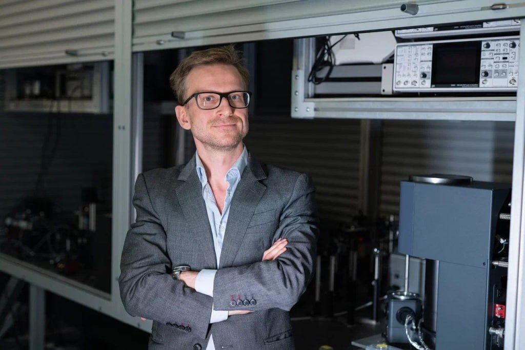 Учёные МФТИ помогли создать самый маленький синий лазер в мире Совместная команда МФТИ и ИТМО разработала нанолазер рекордно малого размера в 13 раз меньше длины волны его собственного излучения Прорыв открывает путь к сверхчётким дисплеям новым квантовым технологиям и биомедицинским устройствам Об открытии рассказал один из авторов работы ведущий научный сотрудник заведующий лабораторией Центра фотоники и двумерных материалов МФТИ Денис Баранов