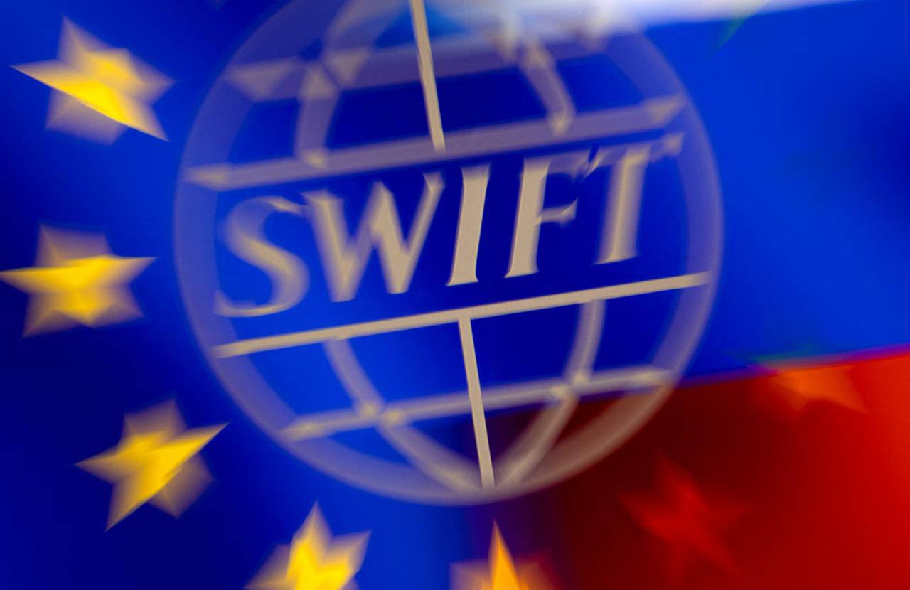 ЕС отключит российские банки от SWIFT? Европейский союз обсуждает возможность введения нового пакета санкций против России. Как сообщает Bloomberg со ссылкой на источники, меры включают отключение от международной системы SWIFT более 20 российских банков, снижение ценового потолка на нефть и запрет на строительство газопровода «Северный поток-2». По данным агентства, Еврокомиссия проводит консультации с государствами-членами ЕС, однако сроки принятия решений пока не определены. Обсуждаются также торговые ограничения на сумму около 2,5 млрд евро и дополнительные меры против российских кредитных организаций, поддерживающих войну в Украине. Источники Bloomberg отмечают, что Евросоюз может предложить странам «Большой семерки» G7 снизить предельную цену на российскую нефть с 60 до 45 долларов за баррель. Этот шаг потребует согласия США. Ранее на встрече глав финансовых ведомств G7 в Канаде соглашения достигнуто не было. Подробнее В рамках 18-го пакета санкций ЕС также рассматривает меры против российского теневого флота и компаний, обходящих ограничения. Кроме того, Брюссель обсуждает запрет на операции с Российским фондом прямых инвестиций РФПИ , который возглавляет спецпредставитель Кремля по переговорам с Украиной Кирилл Дмитриев. РФПИ уже находится под санкциями ряда стран, включая США, Канаду, Великобританию, Австралию и Украину. Теперь ЕС может усилить меры давления, добавив защитные положения для европейских компаний от исков в рамках двусторонних инвестиционных соглашений. Цель нового пакета — усилить экономическое давление на Москву и ограничить доступ к финансам и технологиям, которые могут быть использованы для продолжения войны. Будьте в курсе последних новостей с «TRT на русском»