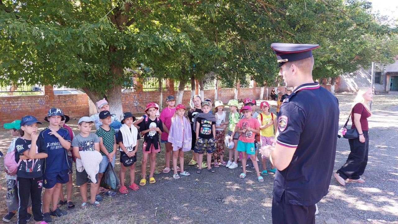 Полицейские и общественники Ейского района продолжают «Зарядку со стражем порядка» Сотрудник отдела по работе с личным составом Кирилл Сушков провел мастер-класс по армрестлингу для воспитанников лагеря санатория «Ейск». В рамках Всероссийской акции «Зарядка со стражем порядка» в целях пропаганды здорового образа жизни старший инспектор отдела по работе с личным составом Отдела МВД России по Ейскому району, лейтенант полиции - мастер спорта по армрестлингу Кирилл Сушков совместно с представителем Общественного совета встретились с воспитанниками детского оздоровительного лагеря санатория «Ейск». Мероприятие началось с короткого знакомства ребят с историей данного вида спорта и легендарных представителей армрестлинга. Правоохранитель объяснил основные приемы и техники, которые помогают одержать победу в поединке, и дал необходимые советы. Получить совет от профессионального спортсмена и помериться силами решили многие подростки. Под чутким руководством сотрудника полиции ребята оттачивали техники, пробовали различные приемы. В завершении «Зарядки со стражем порядка» ребята поблагодарили полицейского и общественников за мероприятие и высказали предпочтение заняться данным видом спорта. «Хочется, чтобы дети узнавали все больше о разных видах спорта, заинтересовывались ими, росли здоровыми и отдавали предпочтение здоровому образу жизни»- отметил представитель общественности.