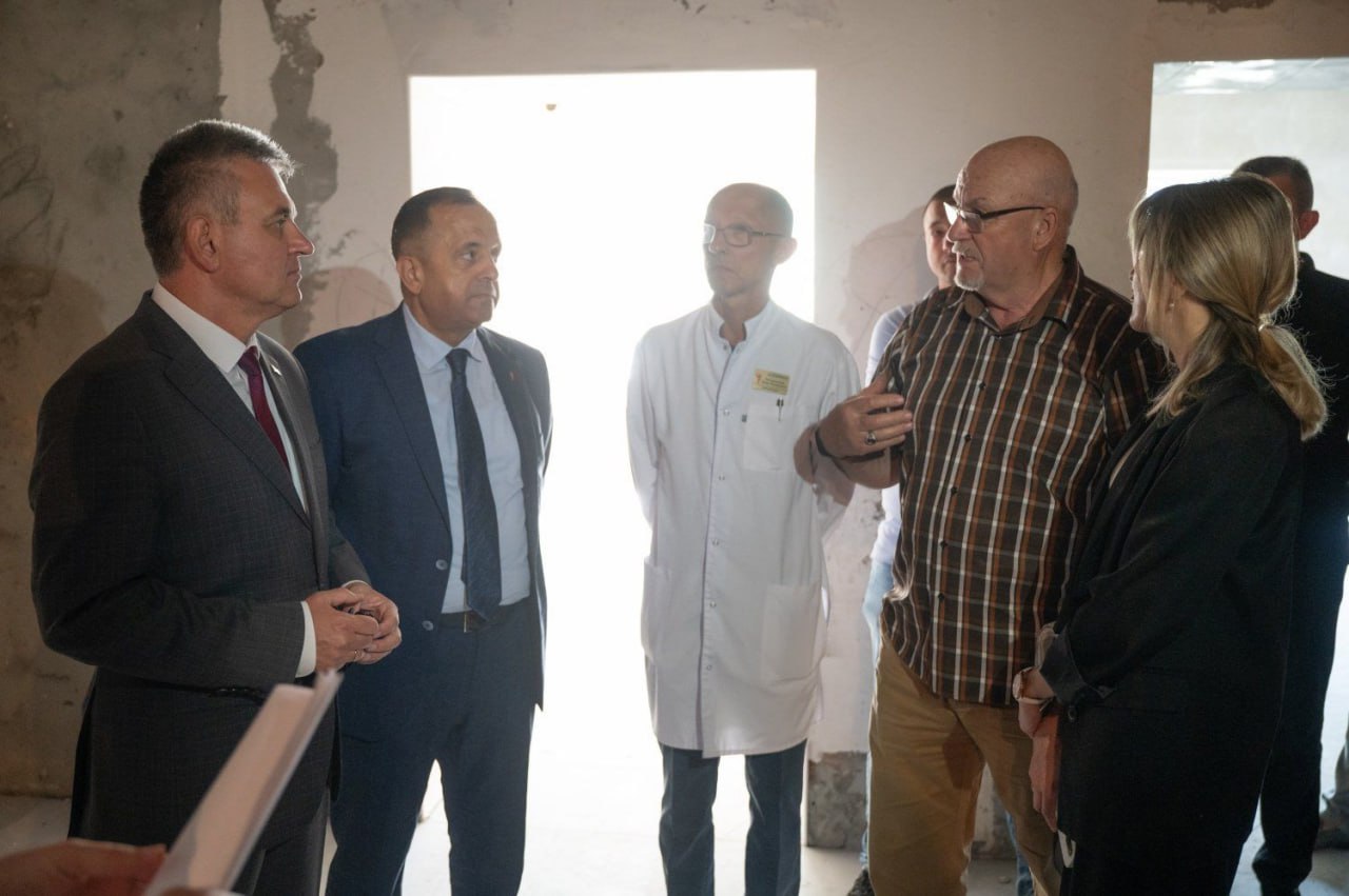Президент проинспектировал корпуса РКБ, где сейчас идет ремонт и реконструкция: В лечгородке будет полноценный отдельный пищеблок. Часть работ в нем выполнили в прошлом году, продолжают и в этом. Корпус томографии в начале 2000-х был построен с нарушениями, и сейчас происходит просадка здания. Специалисты думают, как поправить ситуацию. Корпус очень значимый: в прошлом году в нем провели более 5,7 тысячи компьютерно-томографических исследований. Будущий рентген-кабинет противотуберкулезного диспансера практически готов к работе. Аппарат для него куплен. Первый снимок сделают 1 июля. Инфекционный корпус не только ремонтируют, но и расширили. Это отделение – один из приоритетов. По программе ФКВ в 2024 году на него выделили 19 миллионов рублей, в нынешнем – еще 9,5 миллионов. В корпусе будет лифт. До конца года ремонт и реконструкцию в здании должны завершить. В бывшем терапевтическом отделении будет администрация РКБ и учебно-симуляционный центр.