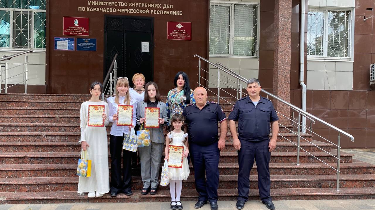 Полицейские Карачаево-Черкесии наградили победителей творческого конкурса рисунков «ПДН глазами детей» В МВД по Карачаево-Черкесской Республике состоялось награждение победителей творческого конкурса рисунков «ПДН глазами детей», посвященного 90-летию образования подразделений по делам несовершеннолетних в системе МВД России. Мероприятие стало важной частью празднования юбилея службы, стоящей на защите прав и интересов юных граждан. Начальник отдела организации деятельности УУП и ПДН МВД по КЧР Кемал Гербеков лично поздравил победителей конкурса. Он отметил важность работы сотрудников ПДН и подчеркнул, что конкурс стал отличной возможностью для детей выразить свое видение этой сложной, но необходимой службы. Победителям были вручены Дипломы и памятные подарки. Работы юных художников отразили различные аспекты деятельности подразделений по делам несовершеннолетних: от профилактики правонарушений до оказания помощи детям, попавшим в трудную жизненную ситуацию. Следите за нашими новостями
