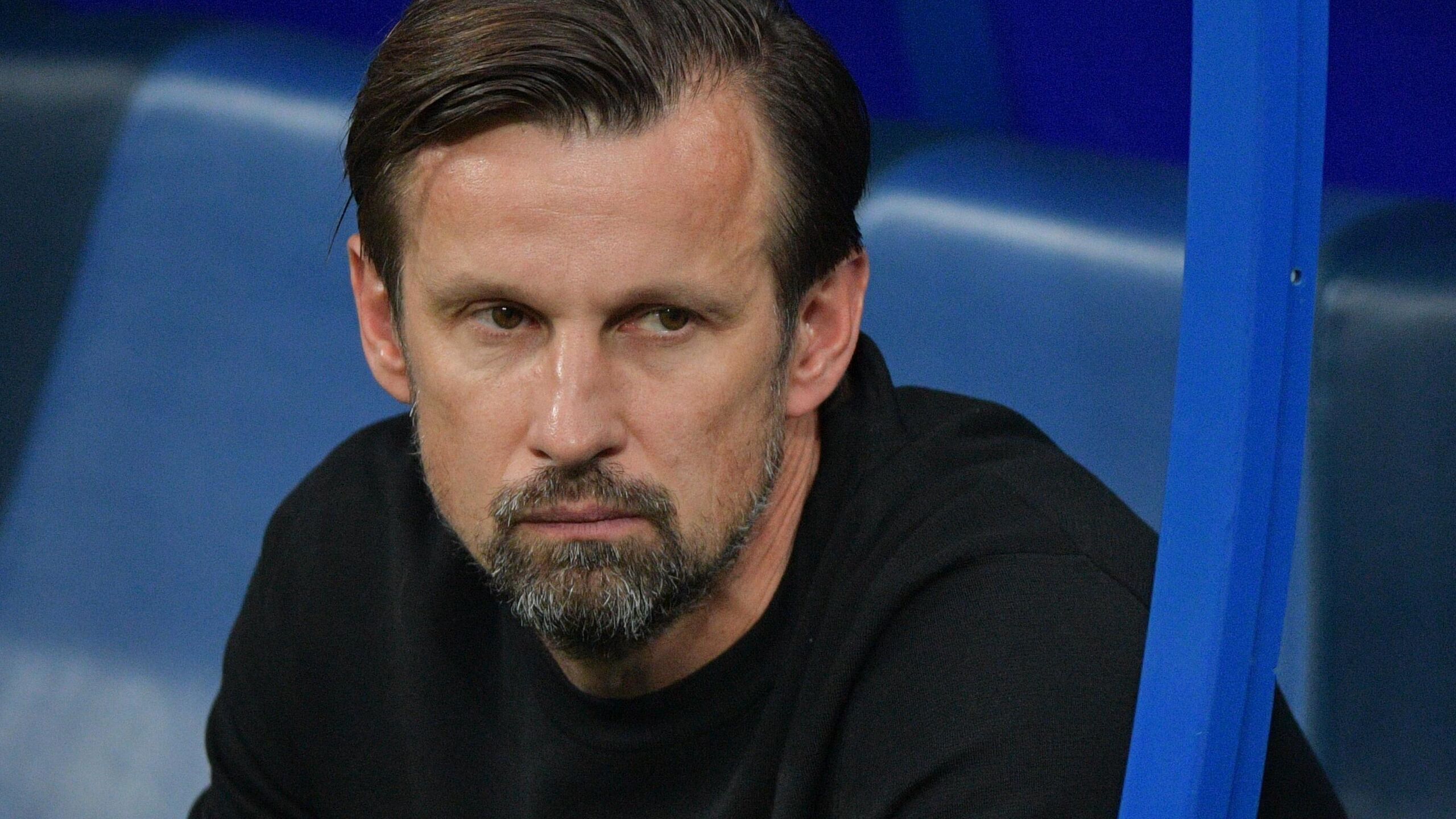 Главный тренер петербургского Зенита Сергей Семак опроверг сообщения о желании бразильского футболиста Жерсона покинуть команду Ранее экс футболист сборной России Федор Смолов заявил в своем подкасте что по имеющейся у него информации Жерсон покинет Зенит в зимнее трансферное окно По его словам бразилец рассчитывает перейти в один из клубов Саудовской Аравии Бразильские СМИ сообщали что Жерсон сожалеет о своем переходе в Зенит и хочет покинуть петербургский клуб Кто то судит исходя из того что они видят исходя из слухов которые есть Поверьте мы видим ребят каждый день И я горжусь своей командой горжусь каждым футболистом который пашет на футбольном поле на каждой тренировке Я не вижу на тренировке ни одного стоящего игрока Всегда получается ожидание насчет того или иного игрока завышенной степени Каждому игроку нужно адаптироваться Любой игрок может уйти