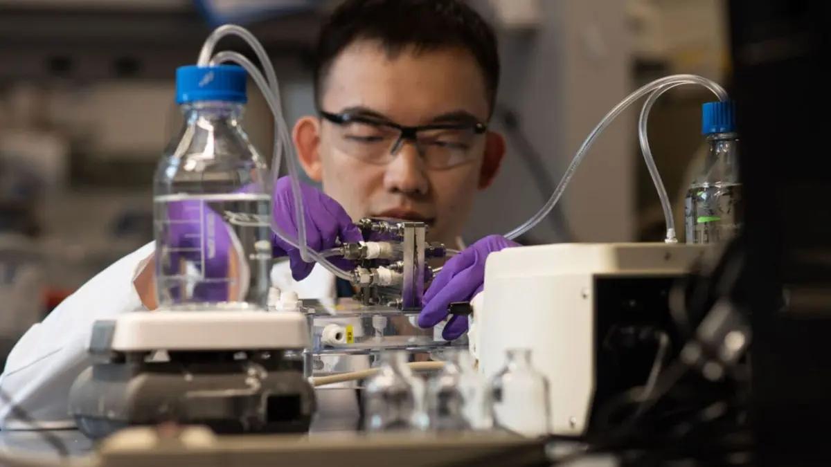 Американские ученые делают водородное топливо из сточных вод в Принстоне Команда Принстона определила способ использования восстановленных сточных вод вместо сверхчистой воды для производства зеленого водорода с помощью электролиза Это изменение снижает высокую стоимость и экологический стресс чистой воды необходимой для производства водородного топлива Исследование направлено на то чтобы сделать водород жизнеспособным для сокращения выбросов углекислого газа в трудноэлектрифицируемых секторах таких как производство стали и удобрений