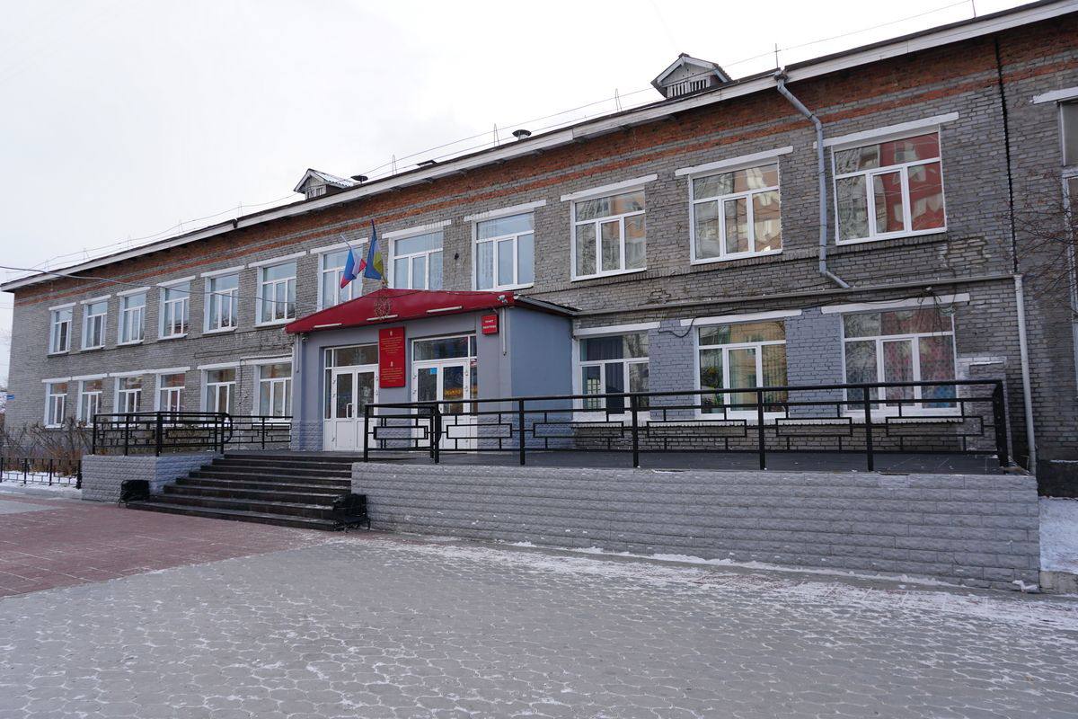 В школьной стене в Улан Удэ обнаружили опасную трещину Комитет по образованию Улан Удэ сообщил о переводе в качестве временной меры части учеников гимназии 14 на дистант в школу 51 и в ОСОШ 1 Уточняется что всю дополнительную информацию до родителей доведет администрация школы Администрация школы сегодня обнаружила трещину на колонне в простенке между дверью и окном В ходе осмотра экспертной организацией было рекомендовано провести дополнительное обследование для принятия дальнейших решений В целях безопасности детей приняли решение не эксплуатировать один из блоков школы сообщили в комитете по образованию Всю дополнительную информацию до родителей доведет администрация школы Это временная мера до устранения дефекта Фото администрация Улан Удэ