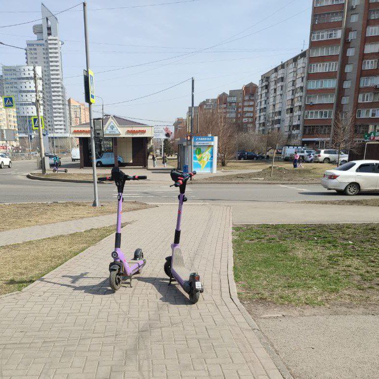 Новые правила для кикшеринга.   Мэрия Красноярска объявила о старте публичных слушаний по изменениям в Правила благоустройства – в них появится раздел, который регламентирует размещение и правила передвижения в городе средств индивидуальной мобильности, в том числе электросамокатов.   Принятие этих изменений позволит контролировать деятельность кикшеринговых компаний. Проект новых правил выложат 31 июля на сайте мэрии. Очное собрание с жителями состоится 6 августа в 19:00 в малом зале администрации Красноярска.