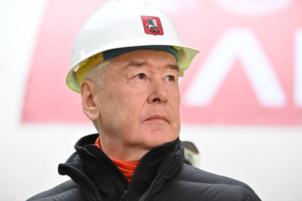 Сергей Собянин объявил о планах удвоить протяжённость метро Москвы По словам мэра до конца 2032 года власти города собираются построить 34 станции и 83 км линий По сравнению с 2010 м протяжённость линий Московского метрополитена с учётом МЦК вырастет в два раза сказал градоначальник на встрече с Владимиром Путиным Мэр также сообщил что ежедневно около 1 5 млн человек пользуются МЦД Ранее они добирались до нужных мест на автобусах и машинах Помимо этого Собянин рассказал что за последние 15 лет в Москве построено около 77 дорог и сопутствующих сооружений что улучшило транспортную связанность в столице Подписаться на Говорит Москва Telegram VK MAX