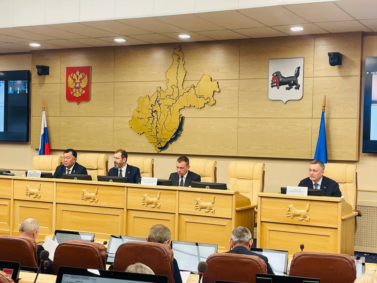 Начала работу 33 я сессия Законодательного Собрания Иркутской области под председательством Александра Ведерникова Депутаты рассмотрят несколько законопроектов Один из них касается возмещения другим субъектам России затрат на оказание медицинской помощи при заболеваниях не включенных в базовую программу ОМС и паллиативной помощи жителям Приангарья Также будет рассмотрена кандидатура на должность Уполномоченного по правам человека в Иркутской области Губернатор региона Игорь Кобзев предложил на этот пост кандидатуру действующего омбудсмена Светланы Семеновой Кроме того на сессии представят информацию о работе в прошлом году депутатов комитетов комиссий и фракций политических партий в региональном парламенте