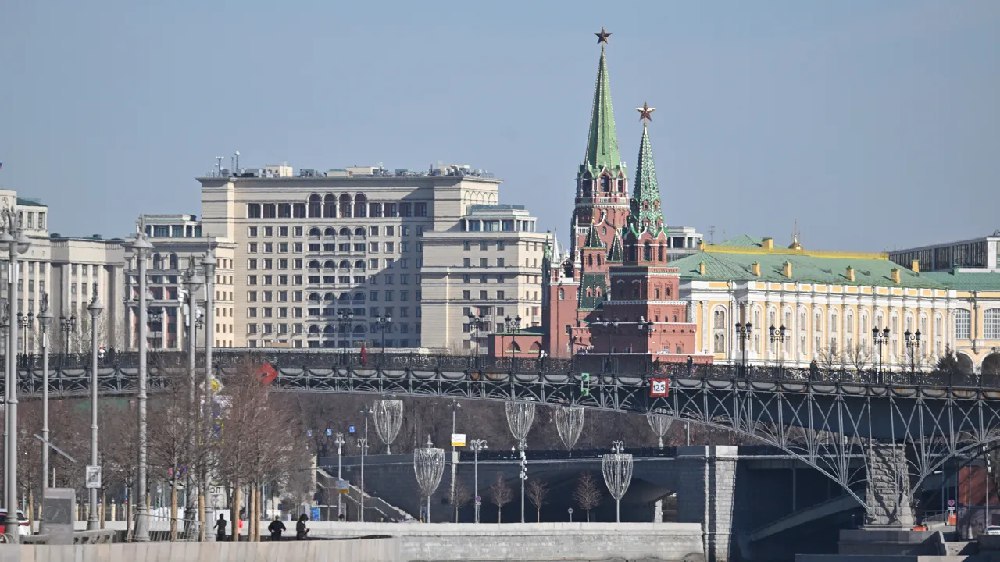 С завтрашнего дня и по 9 мая включительно московский Кремль закроют для посетителей. Об этом предупреждает Федеральная служба охраны. Ограничения связаны с подготовкой и проведением праздничных мероприятий, посвященных 80-й годовщине Победы в Великой Отечественной войне. Возможны и временные запреты на посещение территории Александровского сада.