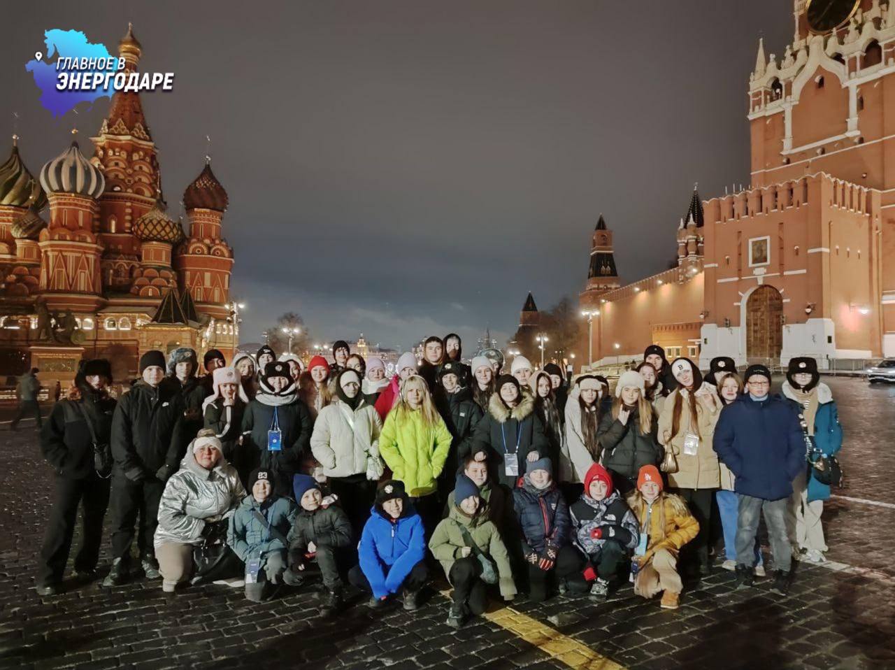 Школьники из Бердянска побывали в трех городах России — ребята познакомились с главными достопримечательностями страны  Для ребят из Бердянского района организовали поездку в Москву, Ростов-на-Дону и Тулу. Ребята побывали на Красной площади и своими глазами увидели Кремлевские башни — визитную карточку России.  Путешествие стало возможно благодаря нацпрограмме «Культурная карта 4+85». Проект включает экскурсии по различным местам нашей страны — участники узнают новые и интересные факты о городах России.