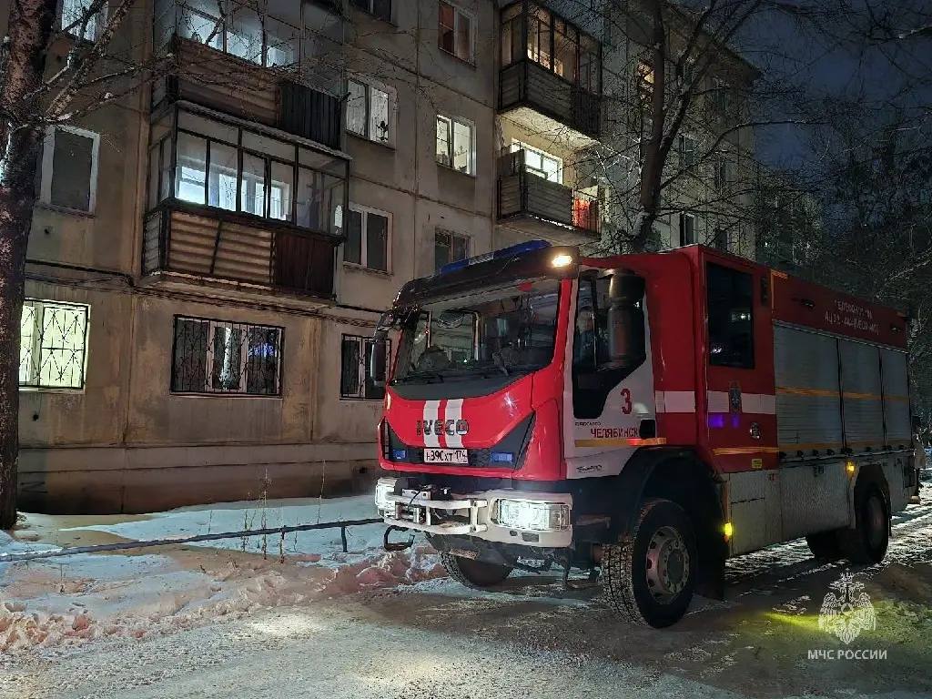 Пожар в Челябинске пострадали годовалая девочка и подросток Возгорание произошло в квартире на первом этаже жилого дома на улице Набережной вспыхнула мебель и вещи Сотрудники МЧС вывели по лестницам восемь человек среди них двое детей Ещё 15 жильцов включая двух детей успели выйти из подъезда сами до приезда пожарных Пострадали три человека в том числе годовалая девочка и подросток 16 лет Все они отравились продуктами горения и были доставлены в больницу