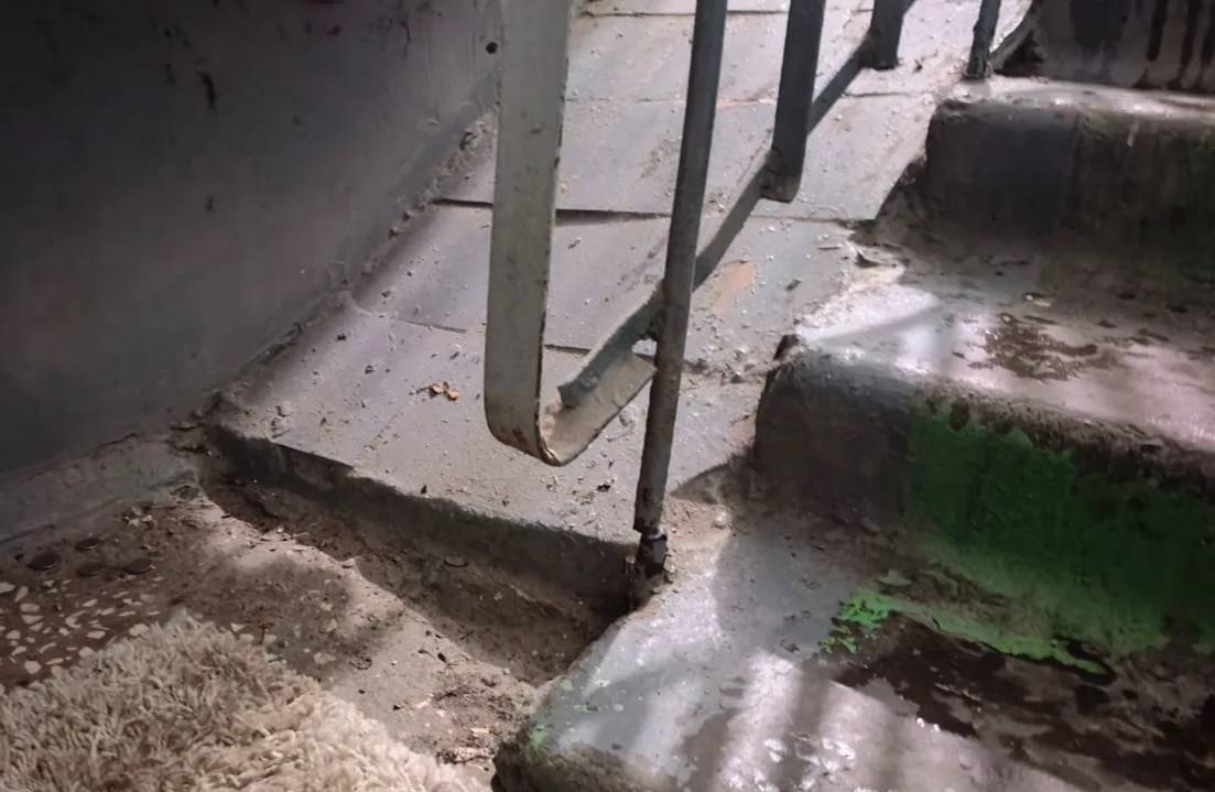 На улице Ломжинской спасли мужчину застрявшего вниз головой между лестничной решёткой и стеной Спасатели освободили 66 летнего горожанина и передали его родственникам От медицинской помощи мужчина отказался Подписаться Новости Казани