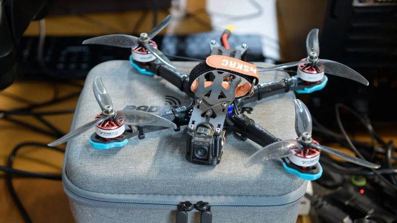 Комплектующие для БПЛА начали производить в новом центре БАС в Оренбуржье В Оренбургской области официально начал работу научно производственный центр БАС созданный в рамках нацпроекта Беспилотные авиационные системы сообщает губернатор Евгений Солнцев Проект центра получил одобрение Минпромторга России и уже сейчас на его площадках запущено производство комплектующих для беспилотных летательных аппаратов Новый центр не просто площадка для проектирования и сборки БПЛА Его открытие призвано дать импульс развитию местной экономики Ожидается что центр станет источником инноваций создаст новые рабочие места и привлечёт инвестиции в Оренбургскую область ВЕСТИ ОРЕНБУРЖЬЯ в telegram в MAX