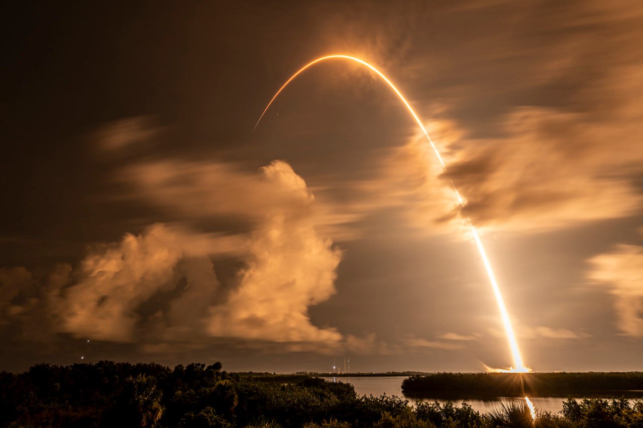 Тем временем одна из первых ступеней ракеты Falcon 9 совершила свой тридцатый запуск Напомню что это всё равно в три раза меньше чем должна совершать запусков будущая многоразовая ракета Роскосмоса Амур СПГ Но Маск молодец и когда нибудь он всё же сможет догнать отечественных ракетчиков