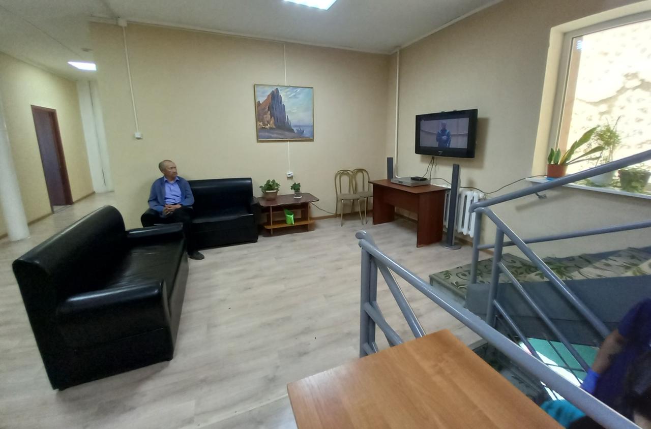 В Якутске закрыли на время опасный пансионат для престарелых и инвалидов. Наличие маломобильных подопечных не смущало владельца пансионата «Рассвет» в Якутске ИП Владимира Андреева, который в полной мере не позаботился о пожарной безопасности. Нарушения пожарной безопасности ИП Андреев должен был устранить по предписанию госпожнадзора до 10 марта. Но после истечения срока госпожнадзор установил неполное выполнение требований предписания: отсутствие взаимосвязи системы пожарной сигнализации и системы вентиляции; отсутствие огнезащитной обработки деревянных конструкций чердака; отсутствие акта проверки исправности наружного противопожарного водоснабжения. В связи с этим 16 мая 2025 года госинспектор по пожарному надзору возбудил в отношении ИП Андреева дело за повторное невыполнение законного предписания ч.14 ст. 19.5 КоАП РФ , отметив, что нарушения не устраняются длительное время. В ходе рассмотрения дела в суде было установлено, что ранее 23 декабря 2024 года мировой суд уже оштрафовал ИП Андреева на 5 тысяч рублей за невыполнение в срок законного предписания ч.13 ст.19.5 КоАП РФ . В итоге суд признал ИП Андреева виновным по ч.14 ст.19 КоАП РФ и приостановил эксплуатацию здания пансионата «Рассвет» на 90 суток, начиная с 6 июня.