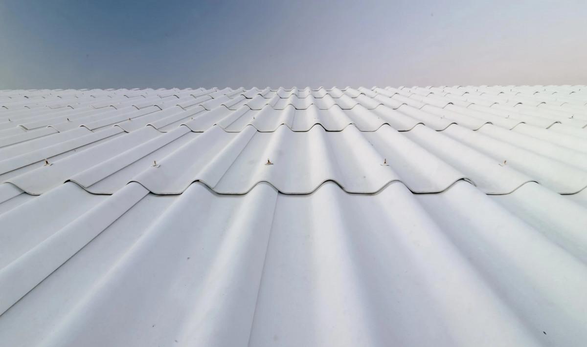 Новая кровельная краска отражает 97 солнечного света и собирает воду из воздуха Исследователи из Сиднейского университета и коммерческого стартапа Dewpoint Innovations завершили полугодовые испытания новой кровельной краски На крыше университета были установлены панели с разными версиями этого покрытия с которых каждую минуту собирались данные о нагреве отражении солнечного света и сборе воды За все это время под палящим австралийским солнцем не было зафиксировано никаких повреждений покрытия Во время разработки покрытия ученые постарались уйти от использования материалов поглощающих УФ излучение или отражающих солнечный свет Таковые используются во многих видах кровли но они небезопасны для экологии создают блики и деградируют на открытом воздухе Поэтому была предложена концепция наноструктуры из крошечных ячеек со сложным рельефом поверхности После попадания внутрь ячейки свет отражается во все стороны и тем самым рассеивается Покрытие делается на основе поливинилиденфторида со гексафторпропена За время испытаний средний уровень отражения солнечного света составил 97 Благодаря этому возникает разница температур между покрытием и воздухом из за чего водяной пар начинает конденсироваться на поверхности Это пассивный процесс который позволяет превратить любую крышу в систему для сбора росы бесплатный источник чистой воды Сбор воды новым покрытием очень сильно зависит от климатических и погодных условий в среднем оно эффективно не более 30 в год Показатели не самые высокие до 4 7 л в день с крыши площадью 12 кв м Наилучшим образом эта способность проявляется в периоды отсутствия осадков так как сбор дождевой воды все же эффективнее Однако для засушливых регионов такая система может стать если не спасением то большим подспорьем В отличие от многих аналогичных разработок этой уже дан зеленый свет для коммерческого воплощения Компания Dewpoint Innovations уже приступила к масштабированию новинки