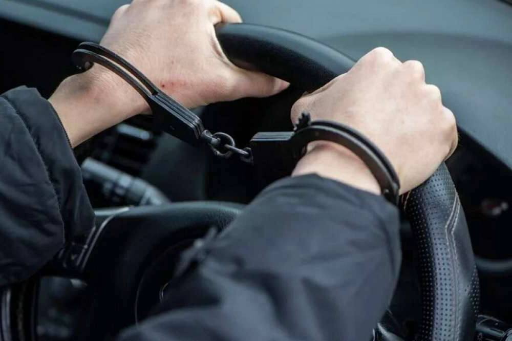 В Чите сотрудники полиции задержали подозреваемого в угоне автомобиля совершенного практически под бой курантов В полицию с сообщением об угоне автомобиля Ниссан обратился житель Читы  Сотрудники полиции установили что потерпевший работает в доставке еды и за час до Нового года он приехал к жилому дому в центре города для выполнения последнего заказа С ним находились две знакомые девушки которые остались в салоне пока заявитель поднялся в квартиру заказчика Вернувшись во двор мужчина обнаружил пропажу транспортного средства   В результате проведения оперативно розыскных мероприятий полицейские обнаружили машину брошенной в Черновском районе Читы а пассажирки иномарки вышли на связь с потерпевшим и рассказали что в машину сел неизвестный мужчина который несмотря на их крики угнал ее Проехав какое то расстояние он остановился и девушки смогли убежать  Сотрудники полиции получив приметы злоумышленника установили его личность Им оказался 28 летний уроженец Сретенского района Он признался что будучи в нетрезвом состоянии хотел на чужой машине добраться до КСК По факту неправомерного завладения транспортным средством возбуждено уголовное дело Полицейские убедительно просят автовладельцев не оставлять без присмотра транспортные средства заведенными и с ключами в замке зажигания даже на короткое время Как показывает практика иногда даже находящиеся в салоне пассажиры не способны остановить злоумышленников Подписаться на МАХ канал