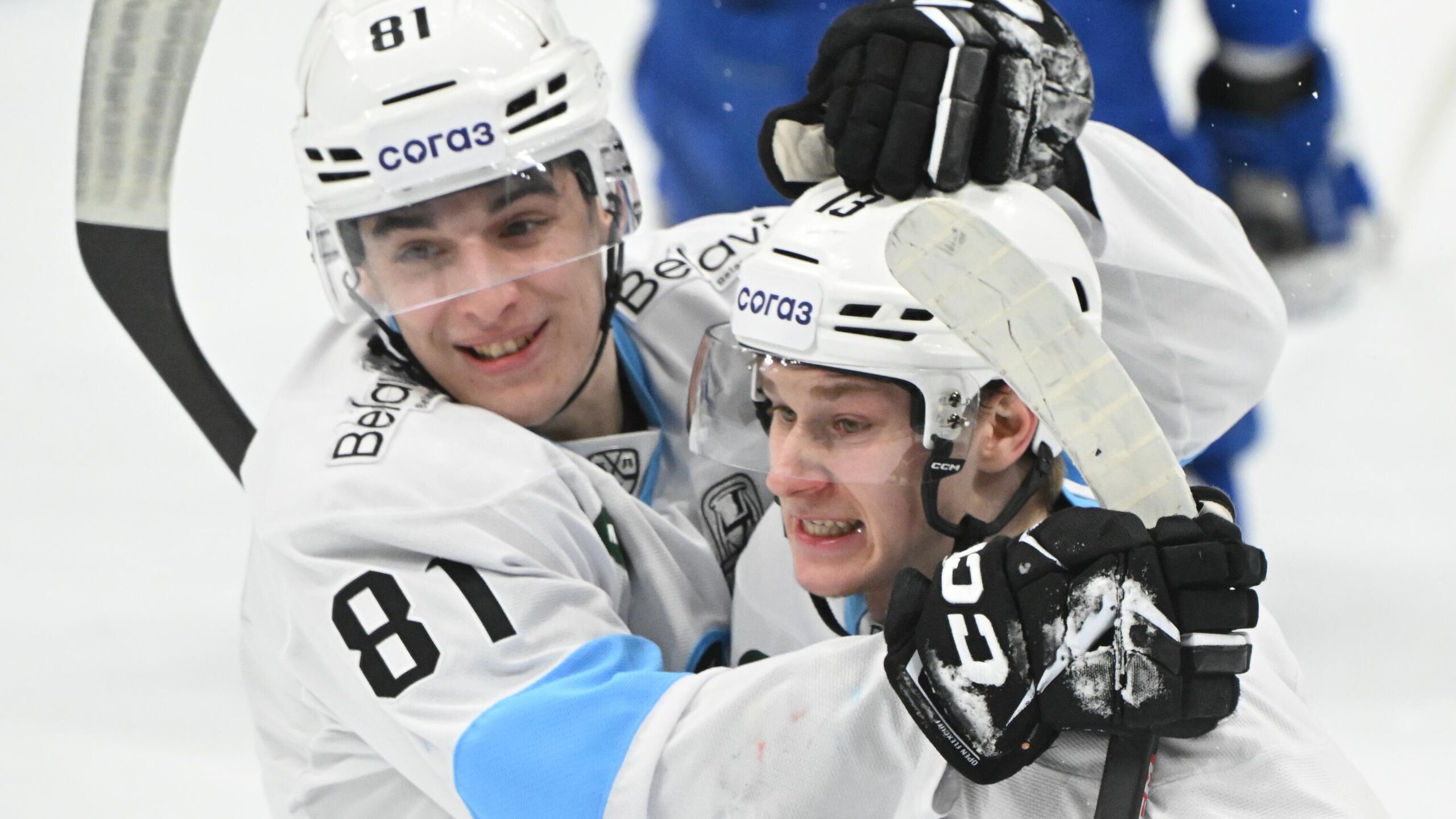 Московский Спартак обыграл минское Динамо в матче регулярного чемпионата Континентальной хоккейной лиги КХЛ Встреча в Москве завершилась победой хозяев со счетом 4 3 1 0 2 1 1 2 В составе Спартака шайбы забросили Иван Морозов 5 я минута Дмитрий Вишневский 23 Михаил Мальцев 39 и Павел Порядин 48 У Динамо отличились Виталий Пинчук 34 Сэм Энэс 43 и Ксавье Уэлле 44 Американский нападающий Энэс забросил 27 ю шайбу в текущем регулярном чемпионате и побил клубный снайперский рекорд превзойдя показатели канадцев Мэтта Эллисона и Джеффа Плэтта Кроме того Динамо стало второй командой после магнитогорского Металлурга которая преодолела отметку в 200 заброшенных шайб в текущем сезоне Предыдущий клубный рекорд 206 голов был установлен в сезоне 2024 25 После матча со Спартаком у команды стало 202 гола