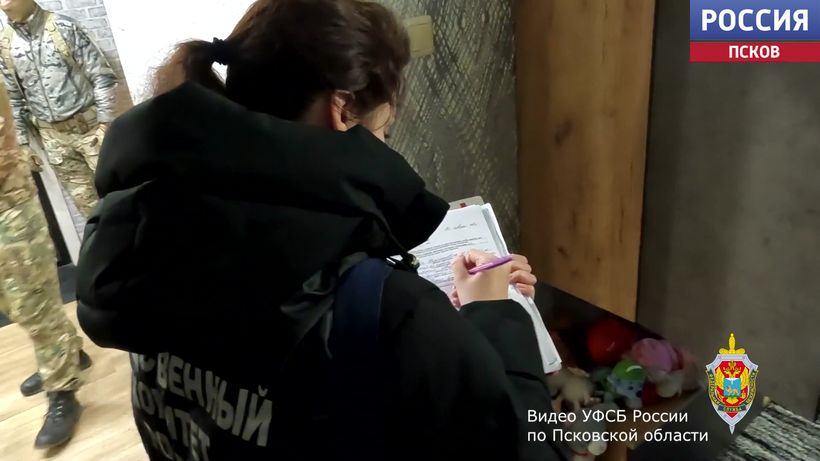 Задержан бывший сотрудник таможни помогавший за взятку ввозить санкционные товары Уголовное дело возбуждено в отношении бывшего сотрудника Псковской таможни по оперативным материалам УФСБ России по Псковской области и отдела противодействия коррупции Псковской таможни Было установлено что мужчина за материальное вознаграждение оказывал содействие предпринимателю в провозе груза с санкционным товаром Он сообщал о свободных от надзора дорогах между Россией и Беларусью За свои услуги он получил не менее миллиона рублей Сейчас обвиняемый задержан расследование уголовного дела продолжается Ему грозит наказание до десяти лет лишения свободы