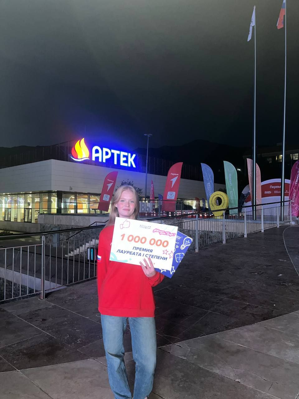 В МДЦ Артек завершился финал Всероссийского конкурса для школьников Большая перемена В финале встретились более полутора тысяч старшеклассников со всей России Нижегородскую область представили 38 финалистов На финале они были разбиты на команды вместе с ребятами из разных городов и решали кейсы делали проекты В частности готовили мероприятия для привлечения старшего поколения к делу сохранения памяти о Великой Отечественной войне Ещё одной задачей было исполнение мечты ребенка с ограниченными возможностями здоровья Кроме того ребят ждали дискуссии мотивационные встречи мастер классы с успешными и известными специалистами из разных областей деятельности По итогам всех испытаний у нас 5 победителей в том числе два абсолютных победителя Анна Попова в вызове Сохраняй природу и Мария Квасова в вызове Твори добро ПРАВДА в вашей ленте и в MAX