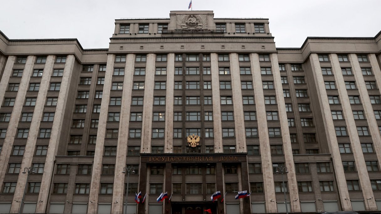 Государственная Дума приняла в первом чтении законопроект о комплексном урегулировании долгов граждан перед несколькими кредиторами Депутаты Госдумы рассмотрели законопроект устанавливающий обязательный досудебный порядок урегулирования задолженности физических лиц имеющих кредиты у двух и более кредиторов Инициатива направлена на защиту прав заемщиков и снижение рисков необоснованного банкротства Согласно документу кредитор обязан уведомить заемщика о праве на комплексное урегулирование до требования досрочного возврата долга В течение 10 дней гражданин может подать заявление после чего кредитор становится организатором процедуры а бюро кредитных историй информирует всех кредиторов должника Финансовый уполномоченный контролирует соблюдение порядка и вправе обязать повторно провести урегулирование при выявлении нарушений одновременно запретив кредиторам обращаться в суд с заявлением о банкротстве или взыскивать долг через нотариальную надпись Данная инициатива станет важным шагом к формированию ответственных практик кредитования и позволит гражданам урегулировать долги перед несколькими кредиторами в едином формате избегая фрагментации реструктуризаций и сохраняя финансовую стабильность Подписывайтесь на мой канал в МАХ Депутат Государственной Думы РФ Водолацкий В П