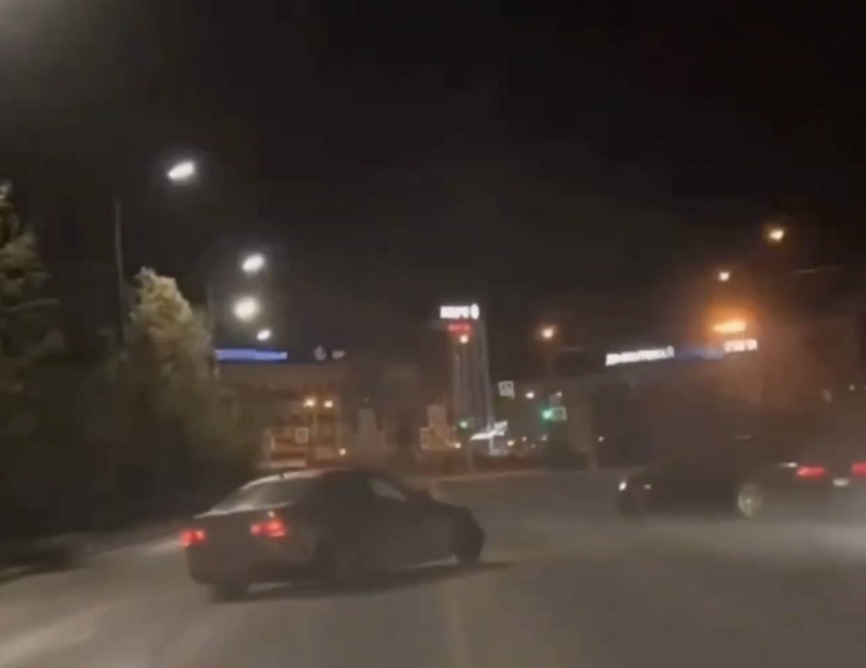 У дрифтера-нарушителя в Якутске конфисковали автомашину  В Якутске конфисковано транспортное средство у осужденного за совершение из хулиганских побуждений действий, угрожающих безопасности эксплуатации транспортных средств, сообщает прокуратура Якутии.   Прокуратура Якутска поддержала государственное обвинение по уголовному делу в отношении 28-летнего жителя столицы республики. Приговором суда он признан виновным в совершении преступления, предусмотренного ст. 267.1 УК РФ, с назначением наказания в виде штрафа в размере 170 000 рублей без конфискации транспортного средства в доход государства.  Не согласившись с приговором суда, прокуратурой Якутска внесено апелляционное представление, которое судом второй инстанции удовлетворено, по представлению прокуратуры у вышеуказанного лица конфискован в доход государства автомобиль марки «Тойота Марк 2».