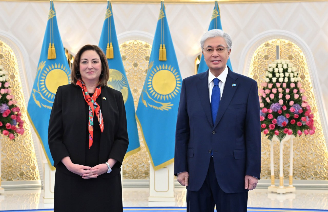 Сближение Астаны и Вашингтона личный диалог лидеров и исторические соглашения Касым Жомарт Токаев официально принял верительную грамоту от нового дипломатического представителя США Джули Стаффт В рамках этой встречи президент Казахстана подчеркнул высокую значимость своего прошлогоднего визита в Соединенные Штаты отметив его исключительную результативность По словам главы государства ноябрьская встреча с Дональдом Трампом прошла в атмосфере доверия а недавний телефонный разговор лишь подтвердил конструктивный настрой сторон Итогом этого диалога стало приглашение казахстанского лидера на саммит G20 который пройдет в Майами в конце 2026 года Джули Стаффт в свою очередь подтвердила наличие тесного контакта между главами государств и анонсировала их новую встречу в ближайшей перспективе Особое внимание стоит уделить намерению Дональда Трампа совершить исторический визит в Казахстан он может стать первым американским президентом посетившим республику Подпишитесь на AsiaToday