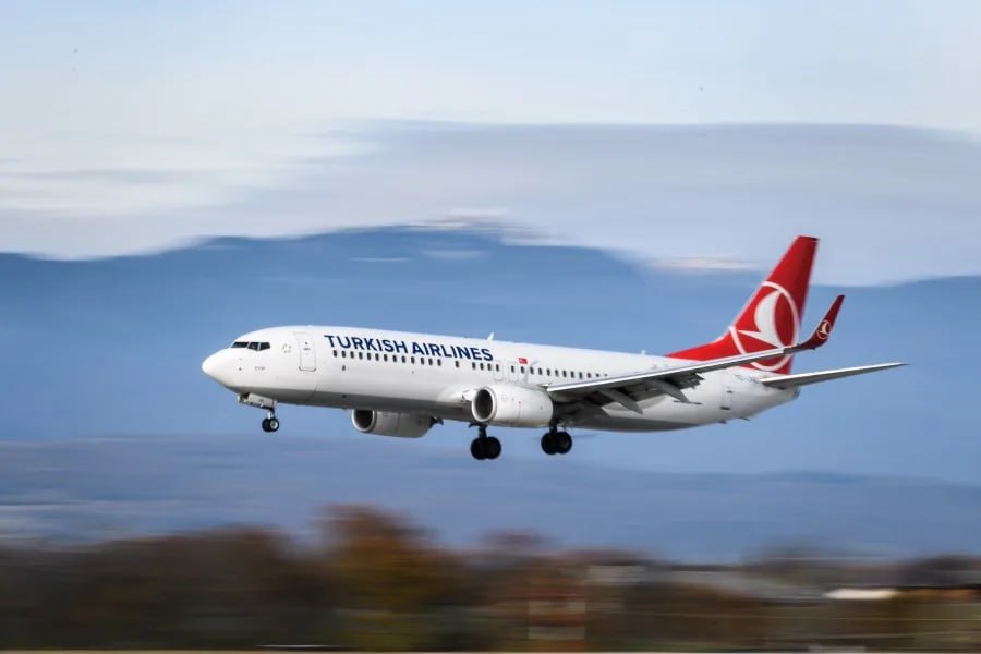 Турецкие авиалинии запустят рейсы в Ереван Авиакомпания Turkish Airlines объявила о планах начать прямые рейсы из Турции в столицу Армении Ереван Решение принято в рамках усилий по нормализации отношений между двумя странами после десятилетий напряжённости Совет директоров перевозчика утвердил открытие нового направления наряду с запуском рейсов в румынский город Тимишоара Даты начала полётов пока не сообщаются сроки будут зависеть от рыночных условий и спроса Запуск этого маршрута совпадает с недавними шагами по сближению Анкары и Еревана включая визит турецкой делегации через сухопутную границу и изменения в символике на армянских пограничных штампах с которых убрали изображение горы Арарат sharq analytics