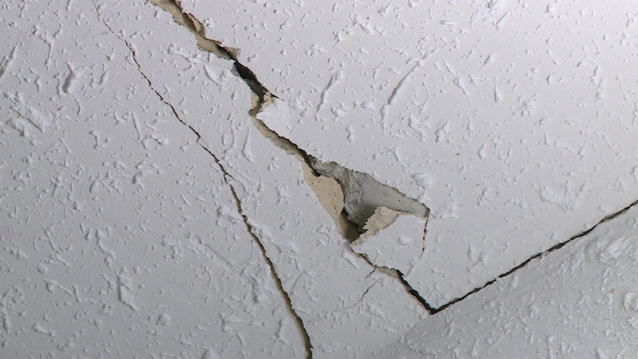 Волгоградская область получила миллиард рублей на переселение из аварийных домов в 2025 2026 годах Заявку одобрил Федеральный Фонд развития территорий 700 миллионов рублей уже поступили В регионе переселят более 1 6 тысячи человек из домов площадью свыше 20 тысяч квадратов Программа затронет Волгоград Михайловку Жирновск Суровикино и Калач на Дону Подписаться Перейти на сайт