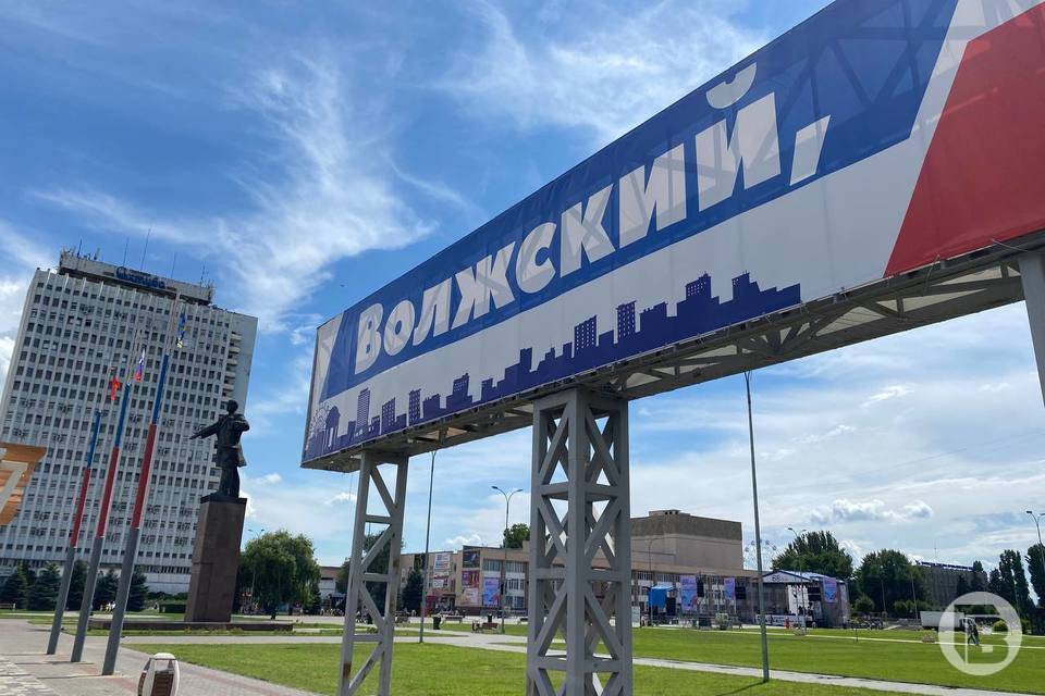 В Волжском 20-летнюю девушку нашли под окнами многоэтажки  Спасти ей жизнь не удалось.  В Волжском Волгоградской области обсуждают трагедию, которая произошла накануне, 22 июня 2025 года.  В социальных сетях и пабликах распространяется информация о том, что днем у жилого дома №51 по улице 40 лет Победы было обнаружено тело 20-летней девушки.  По словам местных жителей она погибла, получив травмы при падении с высоты. Прибывшие на место ЧП медики спасти жизнь девушки не смогли.  В экстренных службах и правоохранительных органах Волгоградской области произошедшее пока не комментируют.