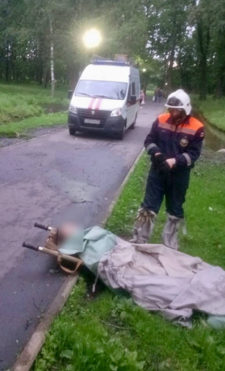 Спасатели вытащили женщину из воды   В районе церкви Бориса и Глеба на Набережной А.Невского чуть не утонула женщина в канаве с водой. Спасатели вместе с очевидцами вытащили женщину из воды.   После осмотра бригадой СМП пострадавшая доставлена в больницу.  Подписаться