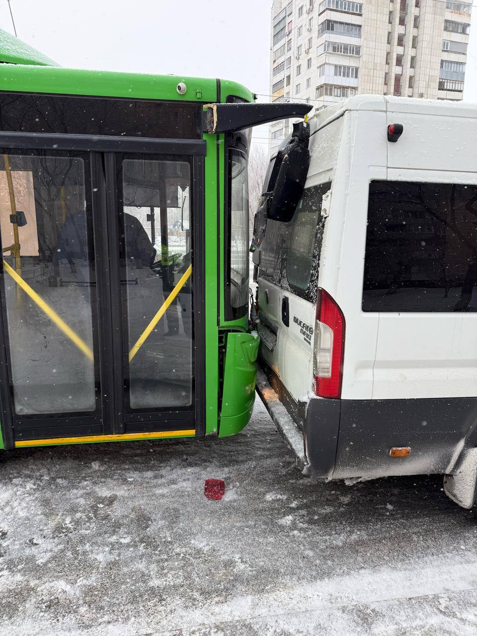 Пассажирка пострадала при столкновении автобусов в 24 мкр Оренбурга  По сведениям полиции, сегодня около 10 утра напротив дома №56 по проспекту Гагарина, 40-летний водитель автобуса ЛиАЗ №80н не выдержал безопасную дистанцию и допустил столкновение с автобусом Fiat под управлением 49-летней женщины-водителя, которая высаживала пассажиров. В итоге одну из них отправили в больницу.      Оренбуржье