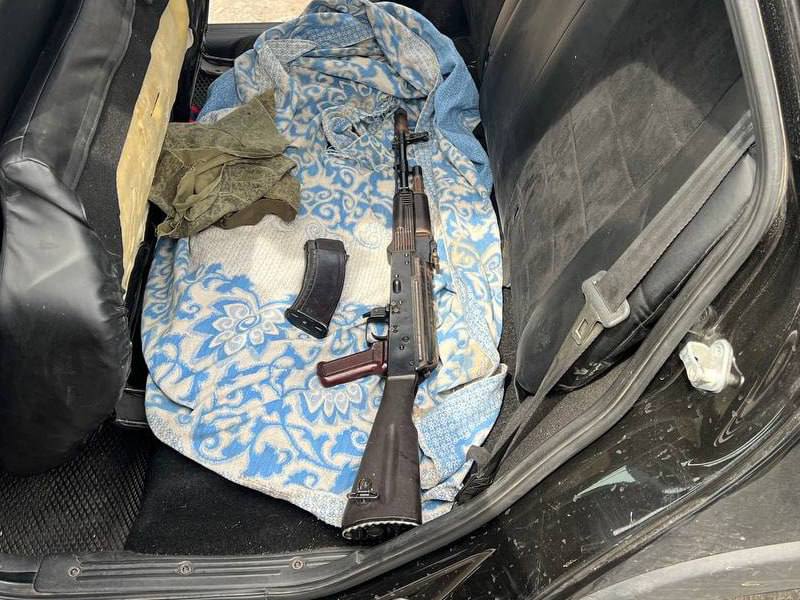 В Белгородской области сотрудники УМВД и ФСБ при силовой поддержке СОБР задержали 37-летнего жителя Корочанского района по подозрению в незаконном приобретении и хранении оружия. В его автомобиле, остановленном в посёлке Томаровка, обнаружили автомат АК-74 и 60 патронов, которые были признаны пригодными к использованию. Задержанный заявил, что приобрел оружие для самообороны. Возбуждено уголовное дело по статье о незаконном приобретении и хранении оружия, ему грозит до 5 лет лишения свободы.