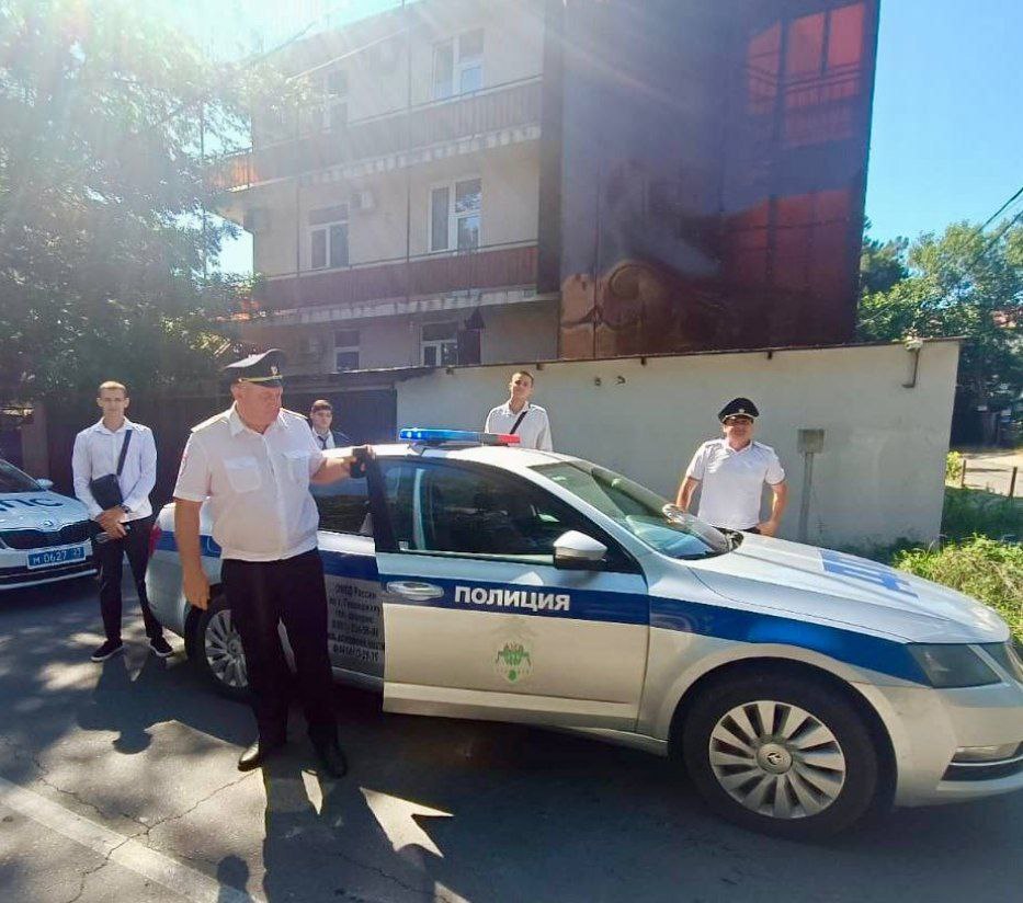 Инспекторы ДПС в Геленджике помогли школьникам из сёл Пшада и Архипо-Осиповка вовремя добраться до места пересдачи ЕГЭ. Сегодня из-за затора на трассе застрял автобус с учениками. Начальник ОГИБДД подполковник Иван Коноводов, замкомандира роты майор Евгений Гусарь, старший лейтенант Энвер Айдаров и старший лейтенант Алий Гуагов оперативно сопроводили подростков к месту испытания. Учащиеся и педагоги выразили благодарность полицейским за помощь.