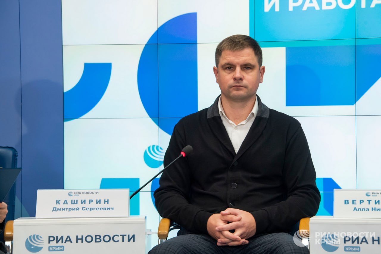 Больше пяти миллиардов рублей потратили на благоустройство Крыма в 2025 ом Об этом в пресс центре РИА Новости Крым рассказал замминистра ЖКХ республики Дмитрий Каширин По его словам большая часть объектов уже реализована и по итогу года будут обустроены 108 общественных территорий 281 дворовая территория 89 детских площадок Сумма состоит из федерального и регионального бюджетов а также городского бюджета Москвы уточнил Каширин 2 4 5 6 0 Подписаться на РИА Новости Крым в Telegram MAX VK