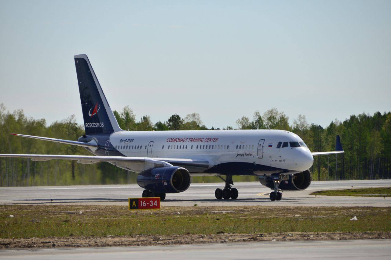 Самолёт Ту-204-300 совершил первый официальный рейс в аэропорт космодрома "Восточный". Как сообщили в "Роскосмосе", воздушное судно по традиции встретили водяным салютом в виде арки. Первым официальным рейсом на "Восточный" прибыла делегация "Роскосмоса" во главе с генеральным директором Дмитрием Бакановым. 14 мая 2025 взлетно-посадочная полоса аэропорта была официально введена в эксплуатацию. Отмечается, что теперь космические аппараты можно будет доставлять авиатранспортом напрямую на космодром — это сократит время транспортировки. Буст Отправить новость