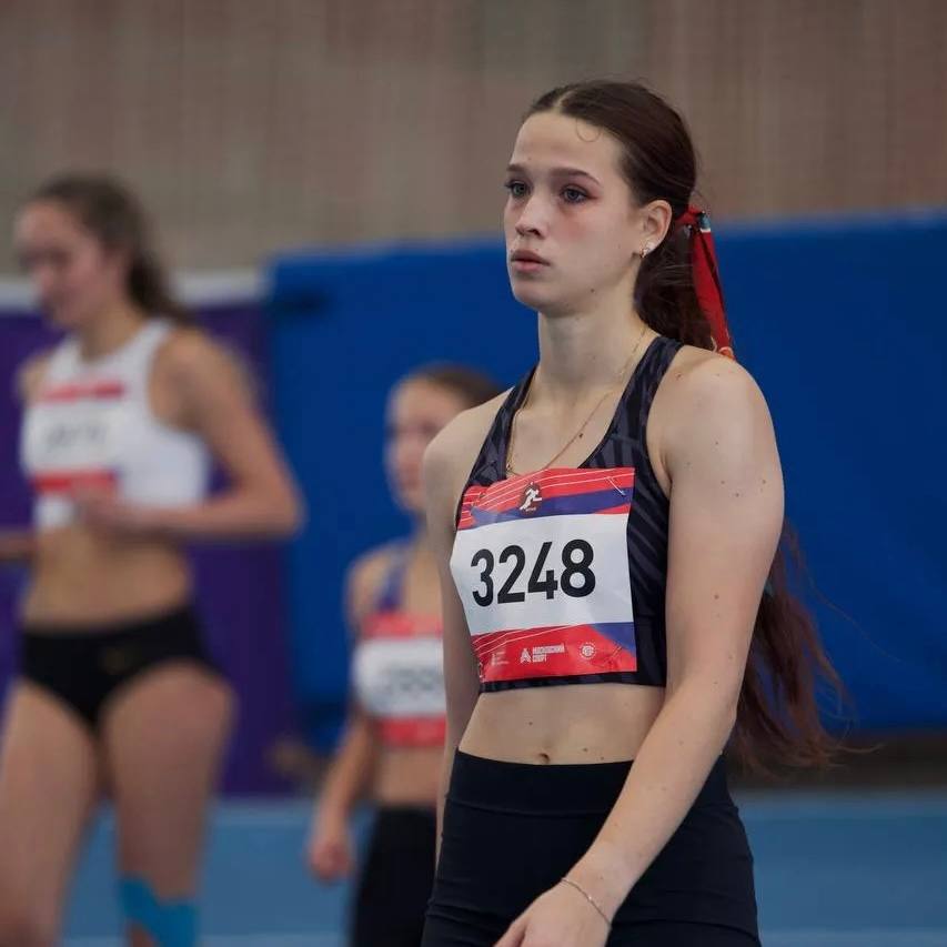 8 медалей завоевали петербургские спортсмены на первенстве России по легкой атлетике в Волгограде Золото забрали Милена Анохина бег 400 метров Кирилл Анисимов бег 800 метров Дарья Осипова бег 60 метров Елизавета Головатая Милена Анохина Ирина Нащекина и Анастасия Суркова в командной эстафете 4 по 400 метров Знай наших