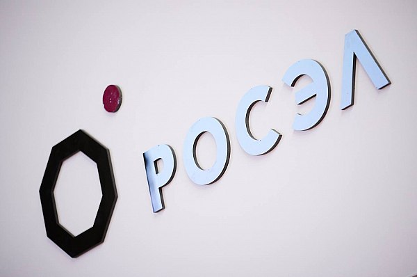 Ростех разработал новый комплекс РЭБ для защиты территорий от беспилотников  Холдинг «Росэл» Госкорпорации Ростех разработал новую интеллектуальную систему охраны территории от проникновения беспилотных летательных аппаратов «Солярис НС». Комплекс способен обнаруживать несанкционированные дроны и прицельно подавлять их каналы управления, не позволяя беспилотникам сменить частоту и уйти из зоны воздействия. Работа изделия не препятствует функционированию прочего оборудования, использующего радиоэфир. Несколько комплексов могут объединяться в кластер для круговой защиты объекта. Об этом сообщает AVIA.RU.  В настоящее время опытный образец изделия проходит завершающую стадию испытаний, после которых будет запущено серийное производство.  aviaru.net/n283156