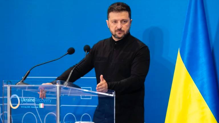 Зеленский заявил, что не будет руководить страной 30 лет    «Я не буду президентом 30 лет или сколько там, 35 лет. Я не буду. Поверьте мне», — сказал он в документальном фильме Би-би-си «История Зеленского».  Президент Украины добавил, что ему нужно «пройти через эту работу» и «сохранить уважение и самоуважение». В конце июня украинский президент в интервью Sky News допустил, что он не самый лучший лидер, способный провести страну через военный конфликт, но в то же время выразил мнение, что он «самый опытный»   : Пресс-служба президента Украины