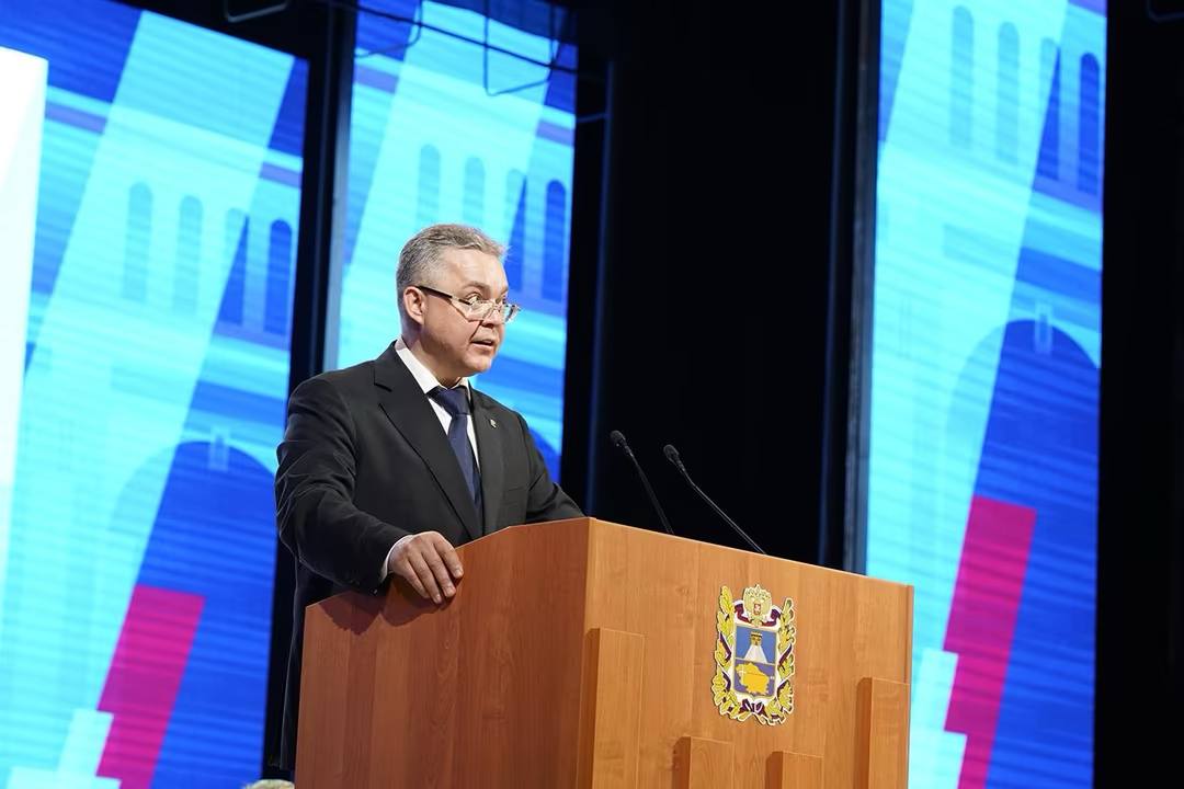 Губернатор Владимиров огласит ежегодное Послание 22 мая В этот четверг, 22 мая, губернатор Ставрополья Владимир Владимиров выступит на заседании Думы края с ежегодным Посланием. Церемония начнется в 10 часов и будет транслироваться на телеканалах «Свое ТВ», «Кавказ24», в телеграм-канале «ТАСС Кавказ» а также на страницах главы края в соцсетях. Ожидается, что губернатор подведет итоги работы правительства региона за 2024 год и обозначит приоритеты дальнейшего развития. Среди участников церемонии краевые парламентарии, члены правительства региона, руководители краевых министерств и ведомств, главы муниципальных образований, представители СМИ.