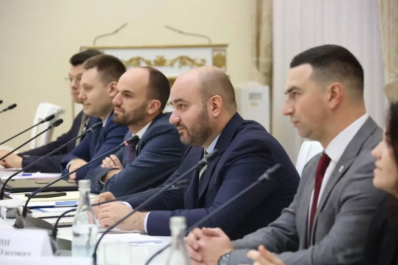 Молодые учёные Самарского университета им Королёва встретились с губернатором перед V Конгрессом молодых учёных Губернатор Самарской области Вячеслав Федорищев провёл встречу с региональной делегацией V Конгресса молодых учёных Среди участников молодые исследователи Самарского университета им Королёва преподаватели инженеры и студенты которые представляют ключевые направления науки в университете от лазерных технологий и материаловедения до двигателестроения и ракетно космической техники Губернатор отметил значимость Конгресса как крупной федеральной площадки где обсуждают будущее научно технологического развития страны и подчеркнул вклад молодых учёных Самарской области Участники рассказали о своих проектах и о том что планируют представить на форуме в Сириусе В этом году делегация региона стала больше чем в прошлом и включает 60 представителей от одиннадцати организаций Впервые Самарская область подготовила отдельный выставочный стенд с разработками в области беспилотных авиационных систем медицинской реабилитации космических технологий и новой городской инфраструктуры Впереди у делегации насыщенная программа Молодые исследователи примут участие в сессиях встретятся с экспертами и представят разработки региона на федеральном уровне Подробности скоро на сайте университета